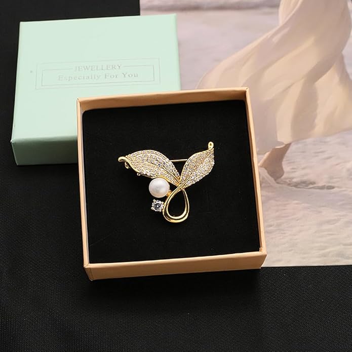 Dainty Gold Crystal Flower Brooch Pin Shiny Zircon Pearls Floral Femininity Brooch Trendy Prom Costume Jewelry Accessories Gift for Women