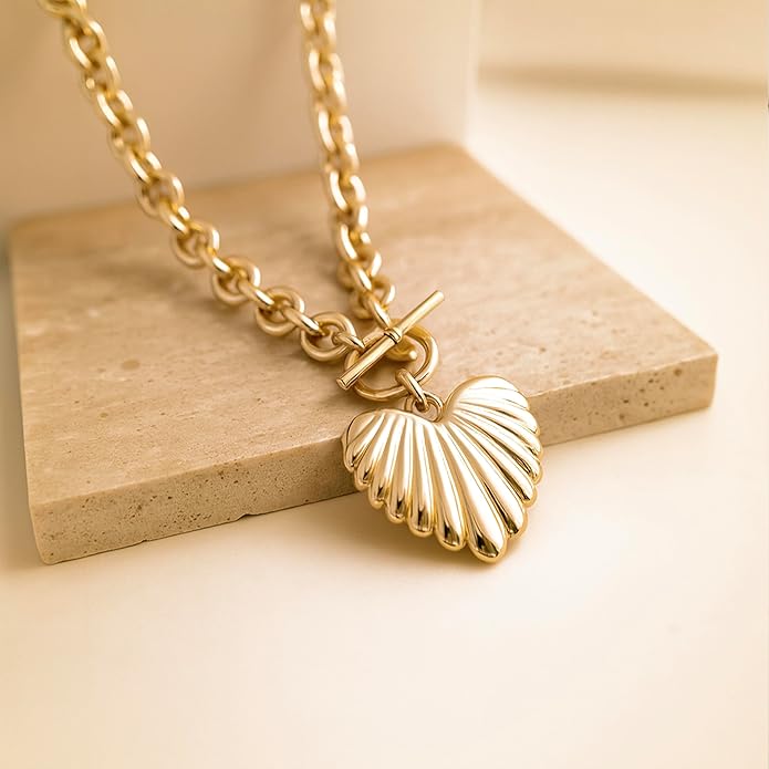 Cute Heart Necklace Dainty 18k Gold Plated Tiny Heart Pendant Choker Necklaces Small Gold Love Open Heart Chain Necklace for Women Simple Gold Necklace for Women Trendy Jewelry