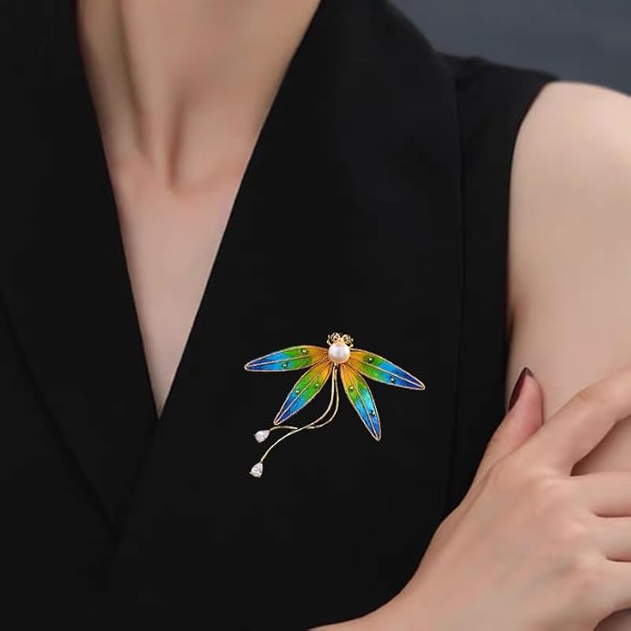 14K Gold Dynamic Dragonfly Brooch with Moissanite Wing Design, A Day-to-Night Transition Accessory, Suitable for Office and Dinner Parties