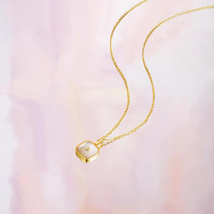 ZHOU LIU FU 750 Gold Sugar Cube Pendant with Mother of Pearl and Diamond Pendants Valentine’s Day for Women (Not Include Necklace) J0411913