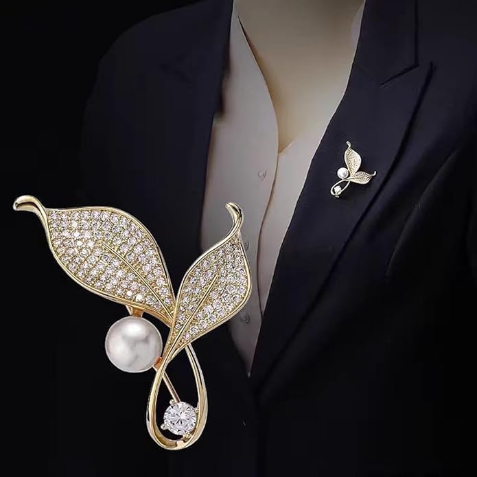 Dainty Gold Crystal Flower Brooch Pin Shiny Zircon Pearls Floral Femininity Brooch Trendy Prom Costume Jewelry Accessories Gift for Women