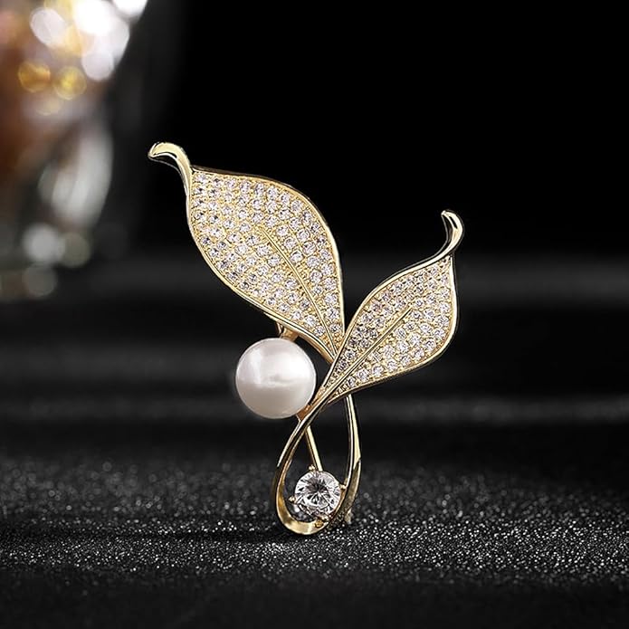Dainty Gold Crystal Flower Brooch Pin Shiny Zircon Pearls Floral Femininity Brooch Trendy Prom Costume Jewelry Accessories Gift for Women