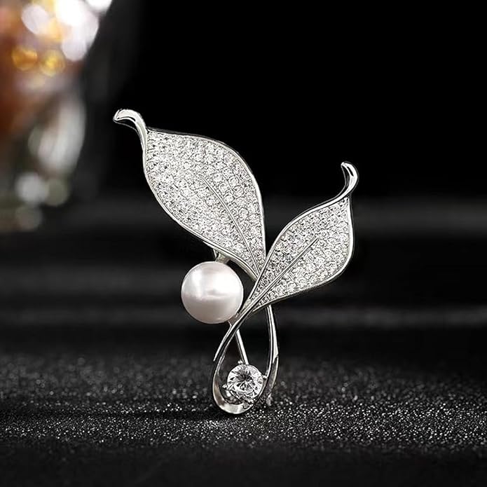 Dainty Gold Crystal Flower Brooch Pin Shiny Zircon Pearls Floral Femininity Brooch Trendy Prom Costume Jewelry Accessories Gift for Women