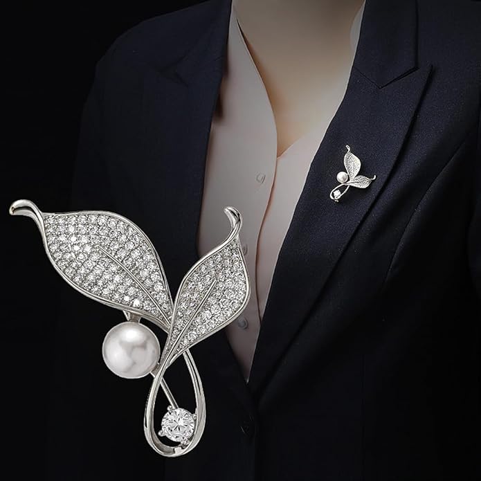 Dainty Gold Crystal Flower Brooch Pin Shiny Zircon Pearls Floral Femininity Brooch Trendy Prom Costume Jewelry Accessories Gift for Women