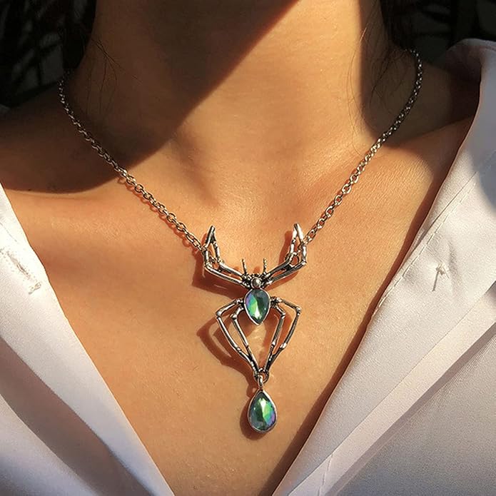 MIFYNN Vintage Gothic Spider Necklace Halloween Crystal Spider Pendant Necklace Punk Style Reptile Animal Jewelry for Woman