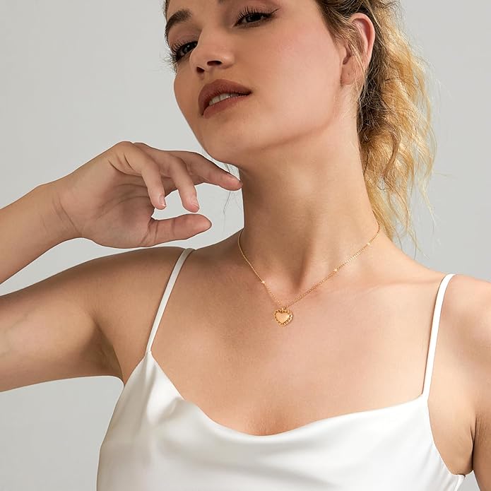 Zeffy Cute Heart Necklace 18k Gold/Silver Plated Tiny Heart Pendant Choker Necklaces Gold Love Heart Chain Necklace for Women Dainty Gold Jewelry Valentines Day Gifts for Women Girls Teen Girls