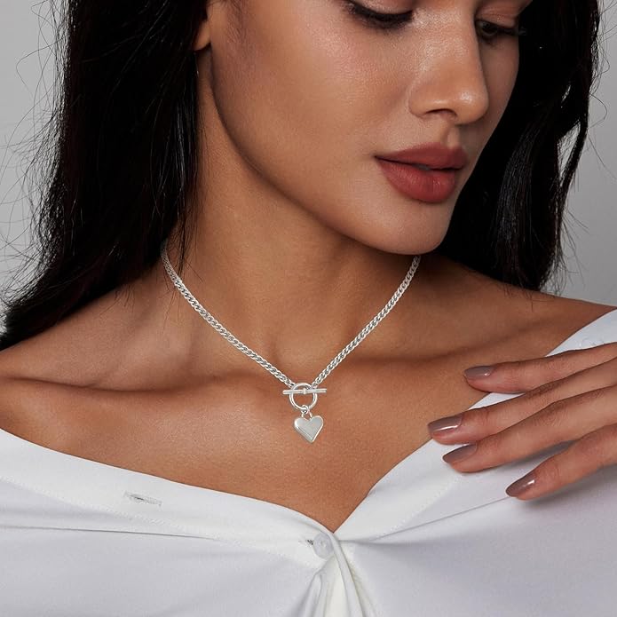 Cute Heart Necklace Dainty 18k Gold Plated Tiny Heart Pendant Choker Necklaces Small Gold Love Open Heart Chain Necklace for Women Simple Gold Necklace for Women Trendy Jewelry