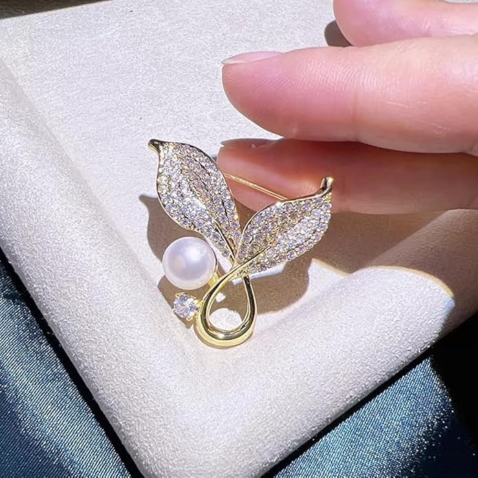 Dainty Gold Crystal Flower Brooch Pin Shiny Zircon Pearls Floral Femininity Brooch Trendy Prom Costume Jewelry Accessories Gift for Women