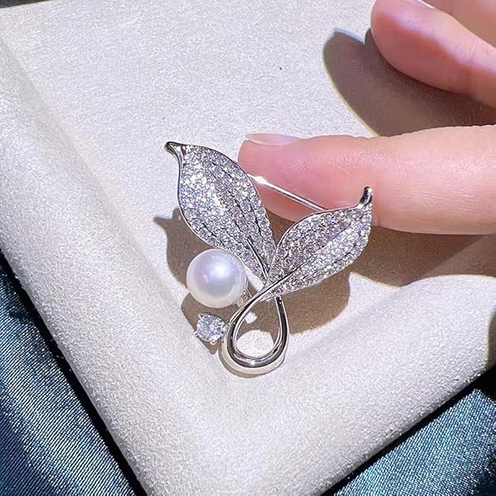 Dainty Gold Crystal Flower Brooch Pin Shiny Zircon Pearls Floral Femininity Brooch Trendy Prom Costume Jewelry Accessories Gift for Women