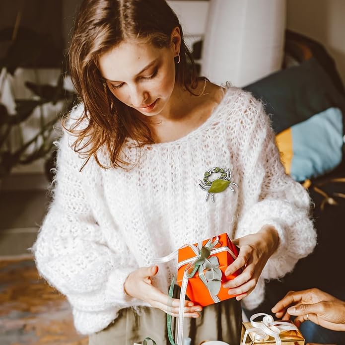 18K Gold Brooch Rhinestone Animal Brooch Pin Elegant Lapel Pin Wedding Jewelry Christmas Gift Dress Accessories for Women