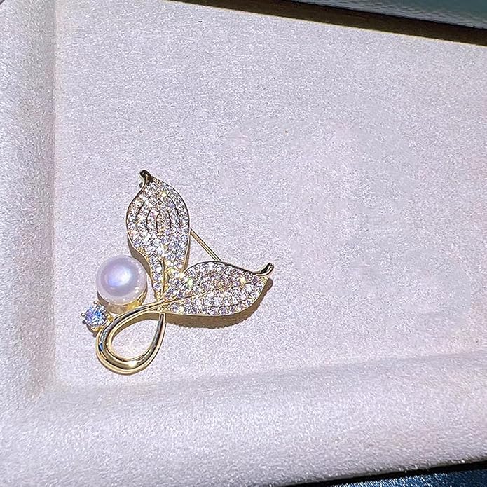 Dainty Gold Crystal Flower Brooch Pin Shiny Zircon Pearls Floral Femininity Brooch Trendy Prom Costume Jewelry Accessories Gift for Women