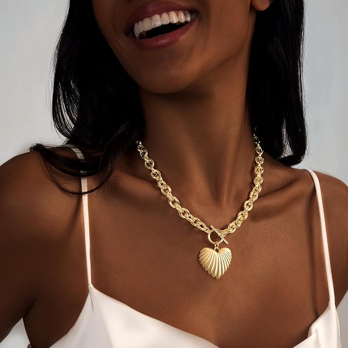 Cute Heart Necklace Dainty 18k Gold Plated Tiny Heart Pendant Choker Necklaces Small Gold Love Open Heart Chain Necklace for Women Simple Gold Necklace for Women Trendy Jewelry