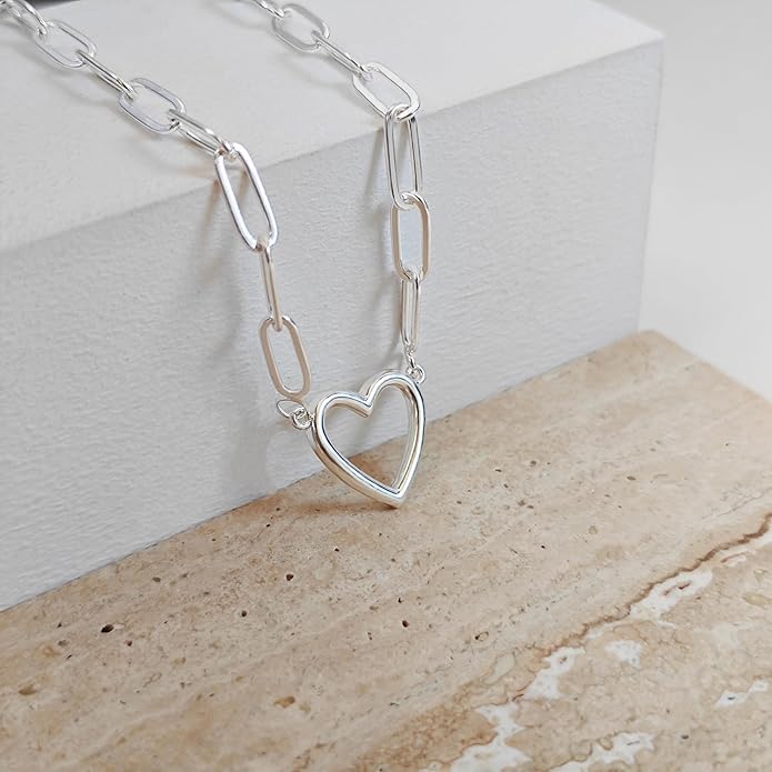 Cute Heart Necklace Dainty 18k Gold Plated Tiny Heart Pendant Choker Necklaces Small Gold Love Open Heart Chain Necklace for Women Simple Gold Necklace for Women Trendy Jewelry