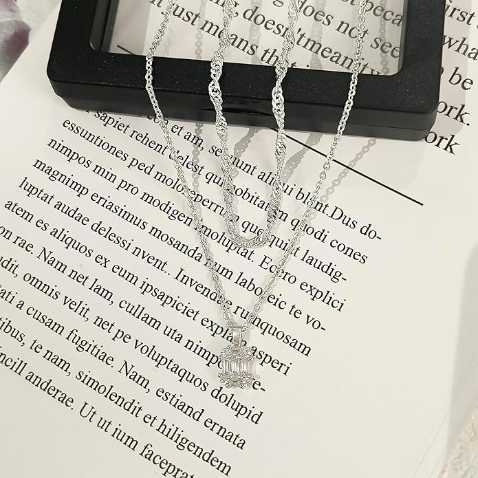 Diamond Pendant Necklace for Women, Dainty Gold Necklace 18k Gold Plated Paperclip Choker Necklaces Cute Open Oval Necklaces Simple Gold Necklace Jewelry Gifts for Women Trendy